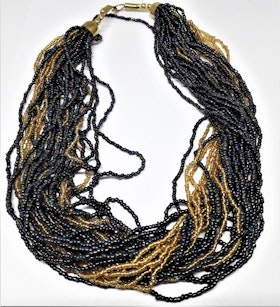 Flerradigt tvåfärgat halsband av små pärlor, guldfärgad metall
