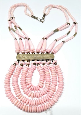 Flerradigt rosa halsband i ben och metall