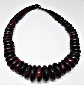 Annorlunda halsband med stora rundlar i rödbrunt