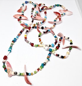 Långt halsband med mixade vita eller rosa skal, färger/kulor