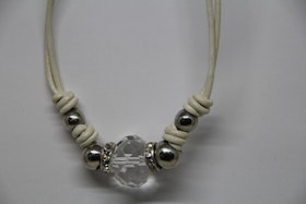 Halsband, vit/beige, med silvriga kulor, kedja 24 cm