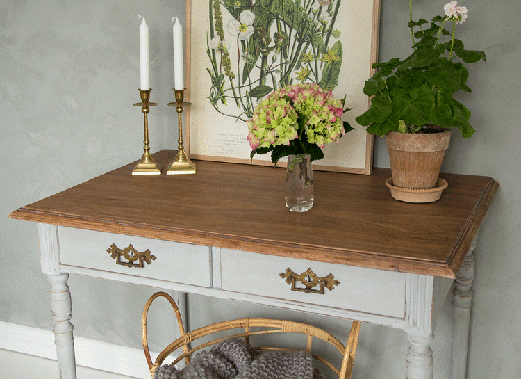 Antikt grått skrivbord med bordsskiva i mahogny