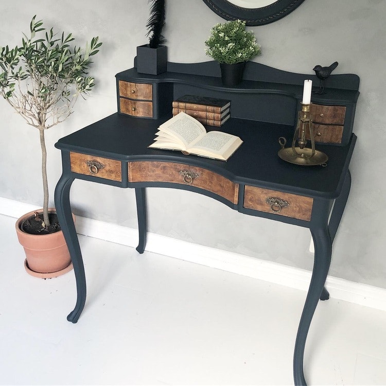 Svart antikt skrivbord med vackra detaljer - Vit Magnolia