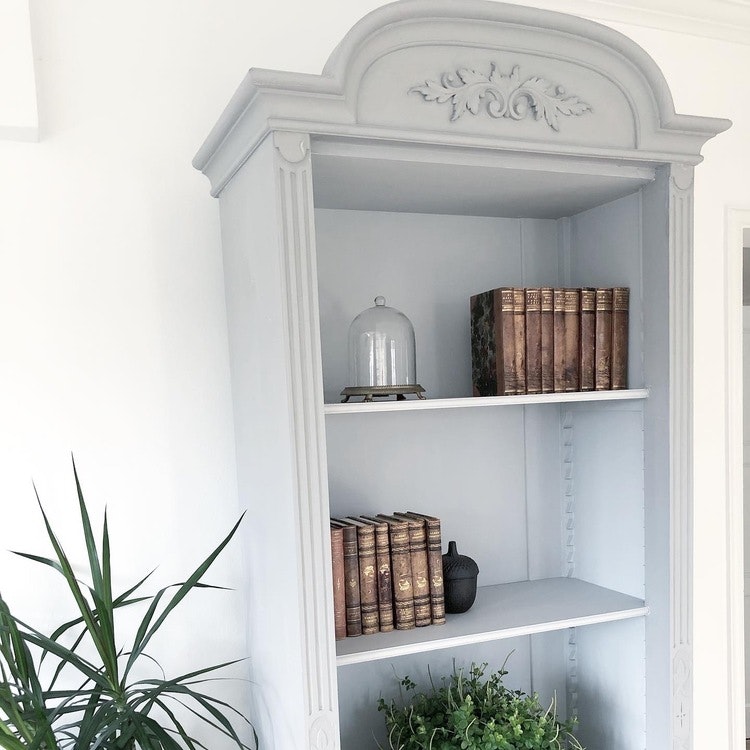Antik grå bokhylla