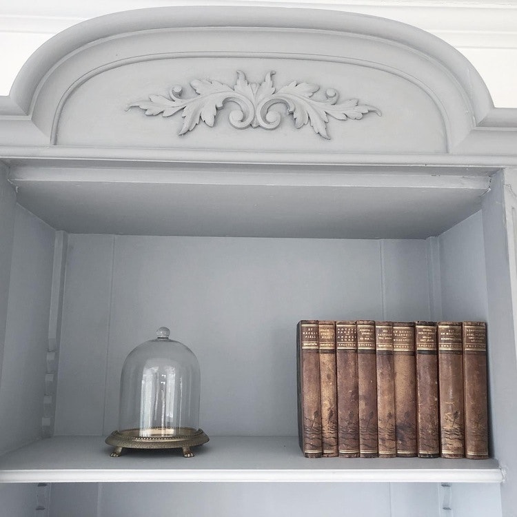 Antik grå bokhylla