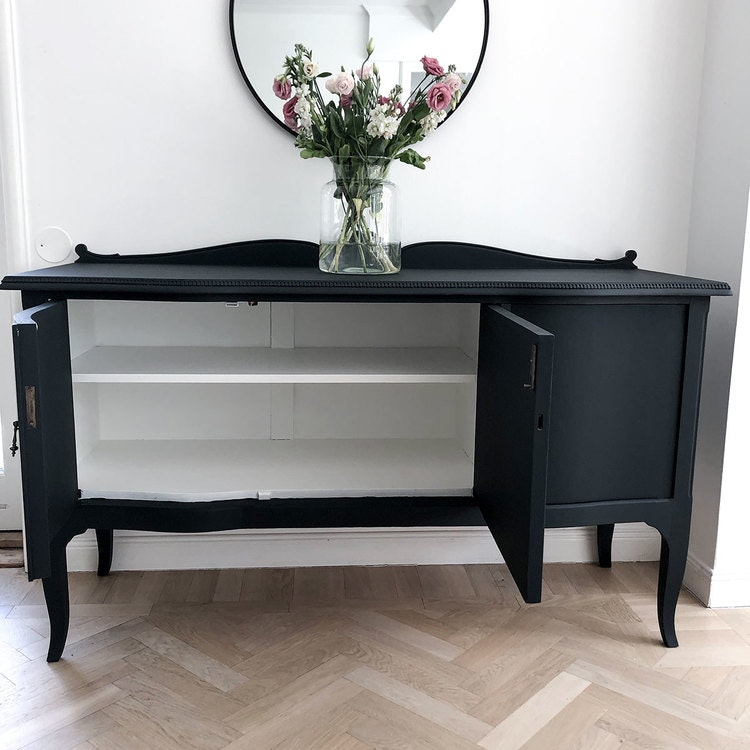 Antikt sideboard i svart