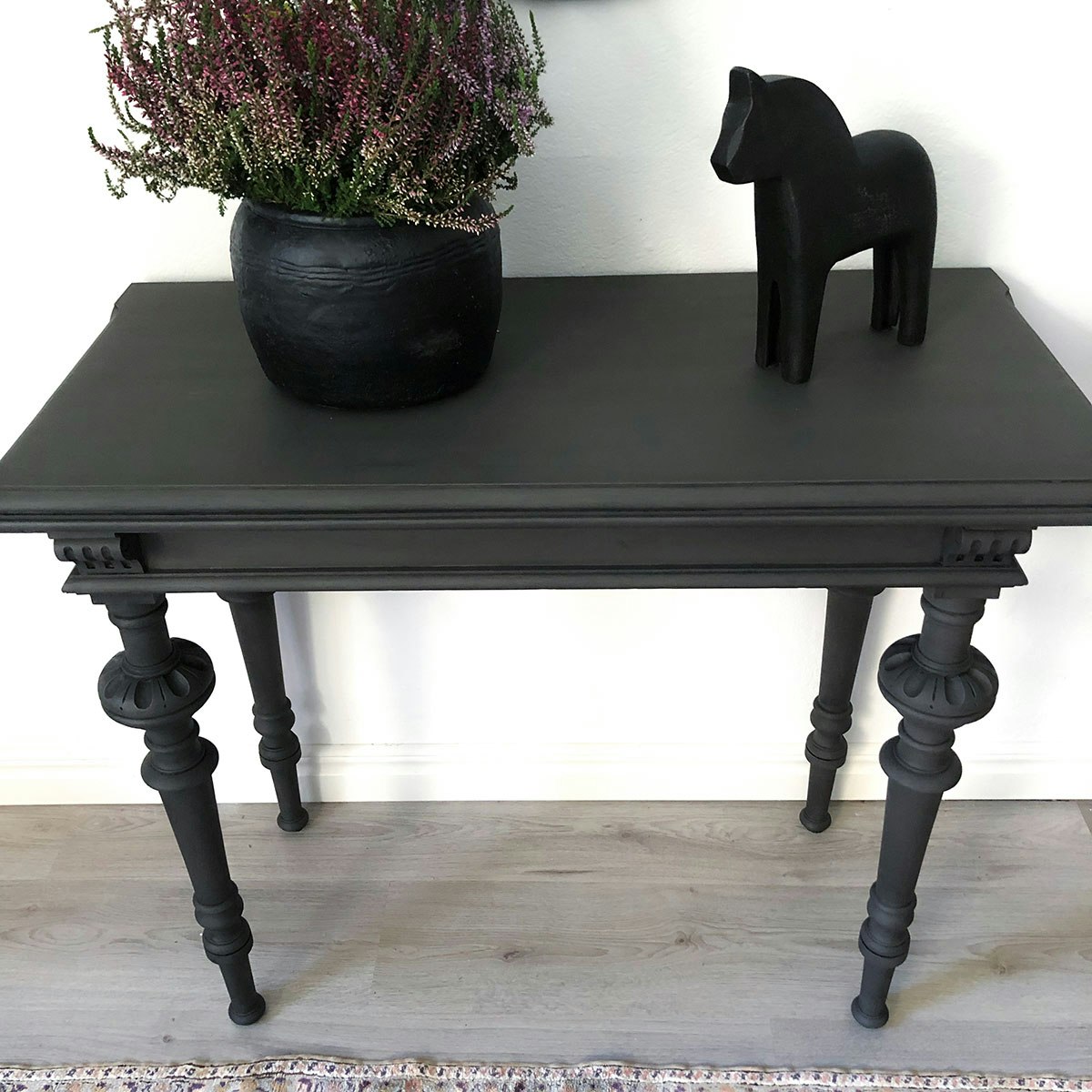 Antikt sidobord, avlastningsbord i mörkgrått - Vit Magnolia