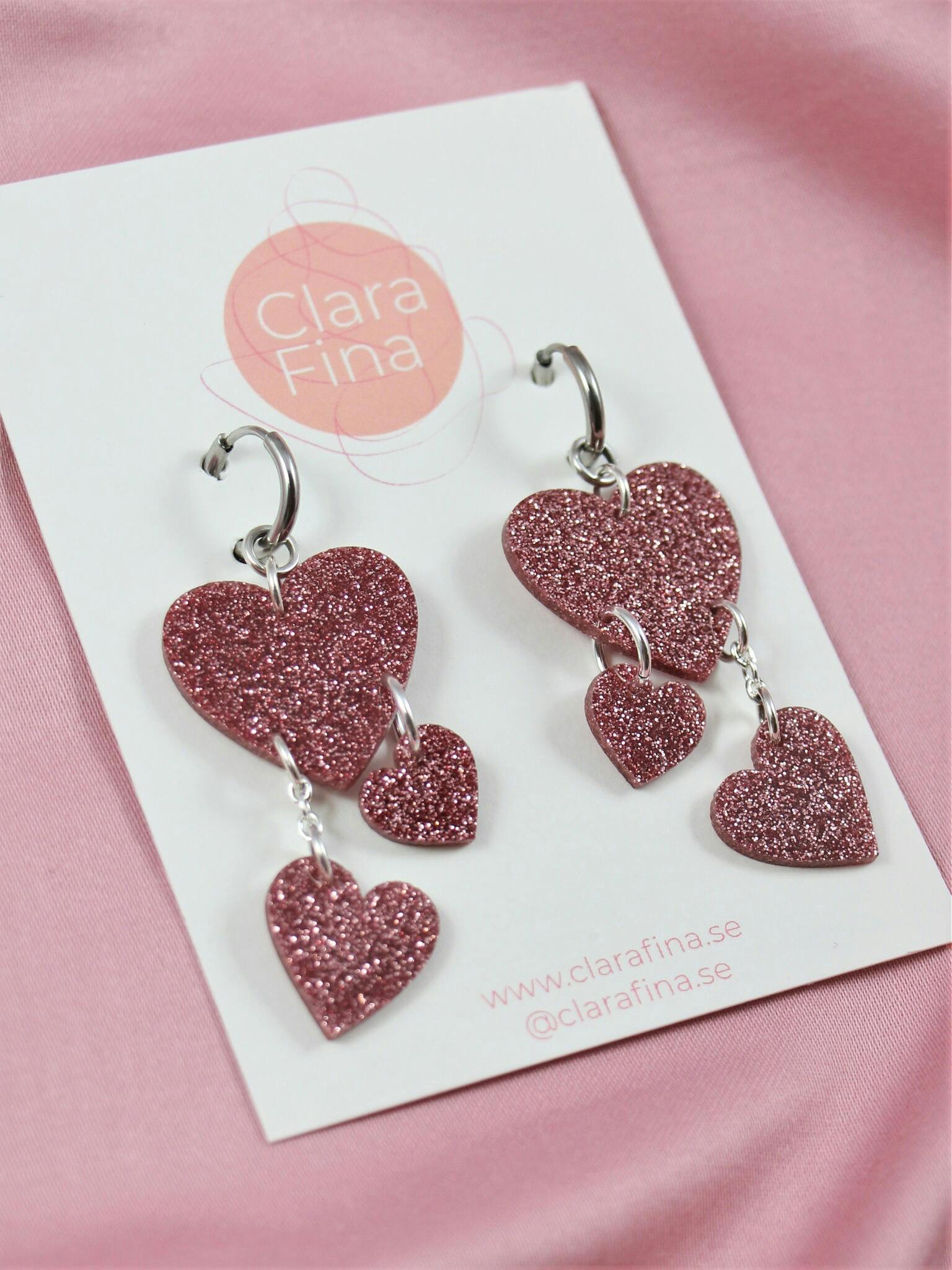 Clara Fina - handgjorda örhängen - hjärtkluster i rosa - Clara Fina