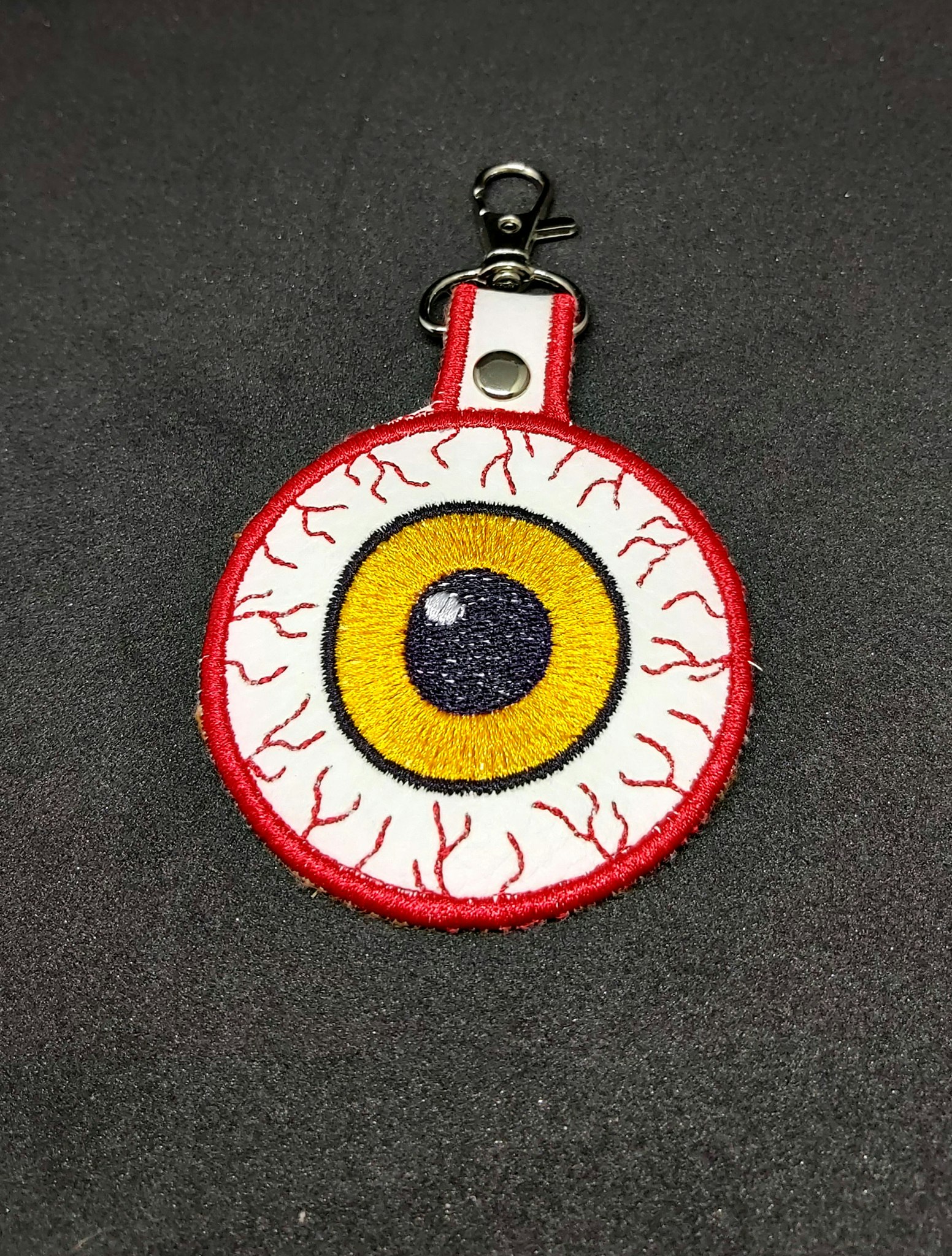 Broderad nyckelring - Eyeball