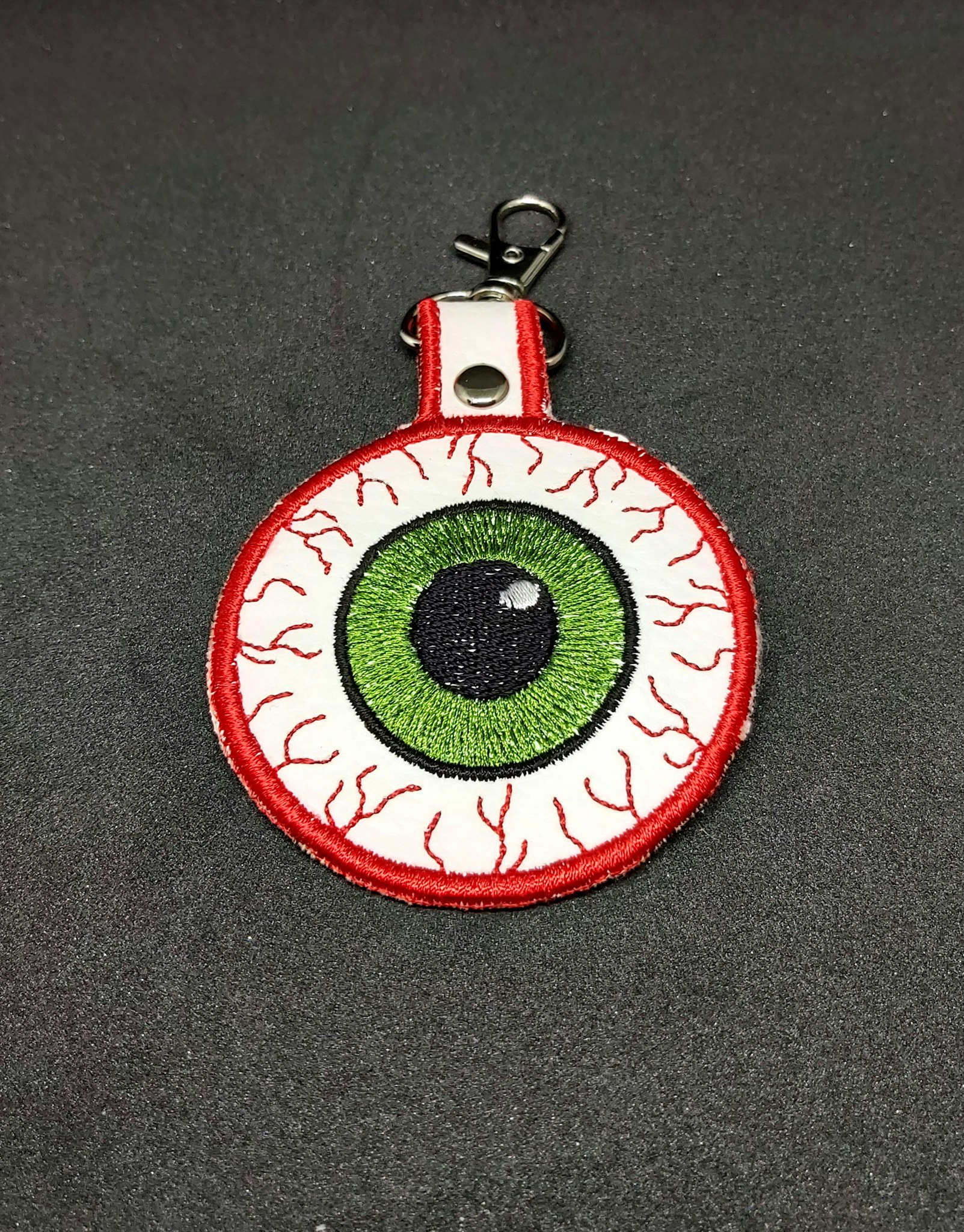 Broderad nyckelring - Eyeball
