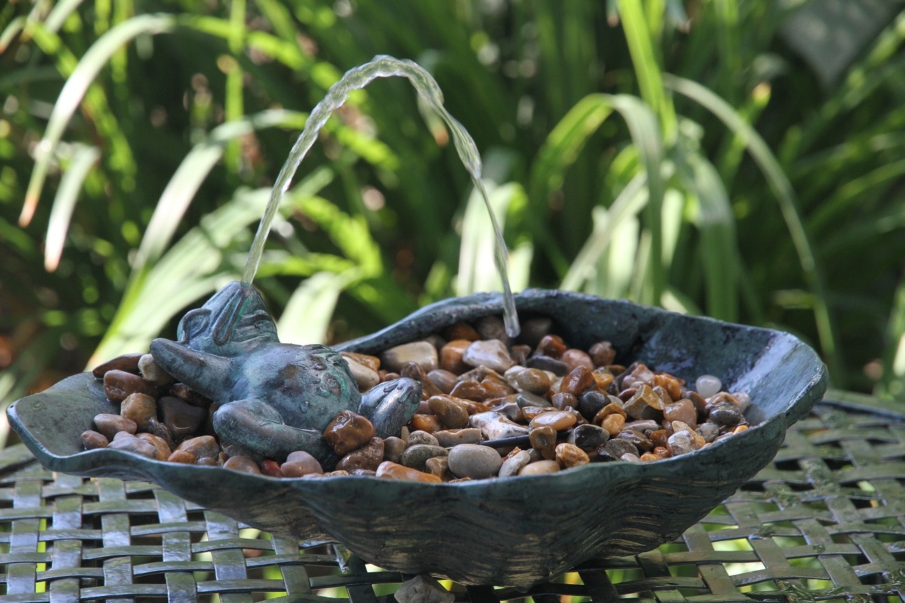 Paquet fontaine Mr Fredrik avec grenouille fontaine en bronze, 12 cm incl. baril, pompe avec lumière, tuyau, incl. expédition