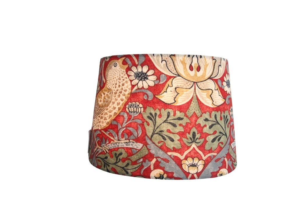 Lampskärm med William Morris tyg i rött som passar till Munka Tenn lampor