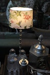 Lampskärm, OVAL, med motiv av blommor och Kolibri, som passar till Munka Tenns lampor