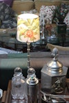 Lampskärm, RUND, med motiv av blommor och Kolibri, som passar till Munka Tenns lampor