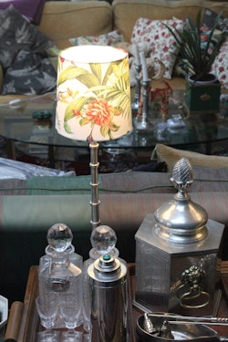 Lampskärm, RUND, med motiv av blommor och Kolibri, som passar till Munka Tenns lampor