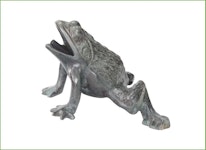 Fountain frog in green patinated bronze, seated, 15 cm