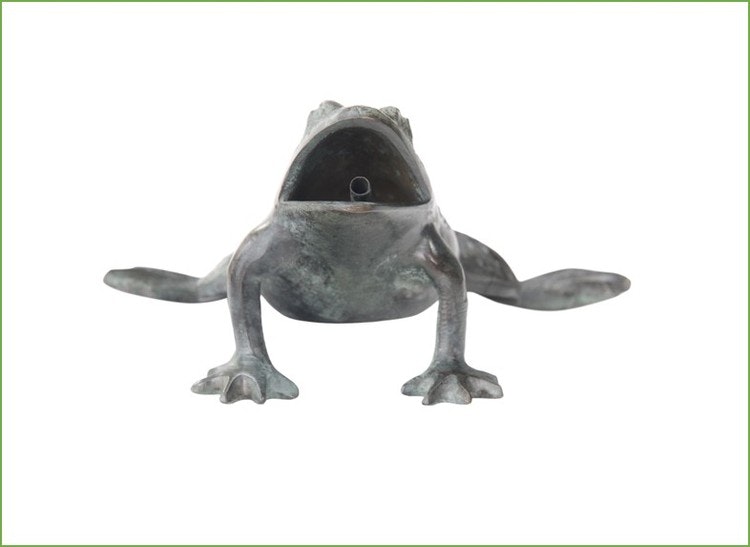 Fountain frog in green patinated bronze, seated, 15 cm