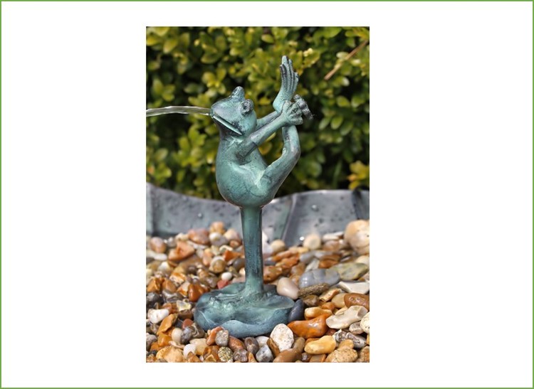 Fountain, frog made of bronze, standing, height 21 cm, bends the hind leg