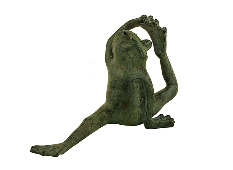 Fountain, frog made of bronze, seated bends the hind leg