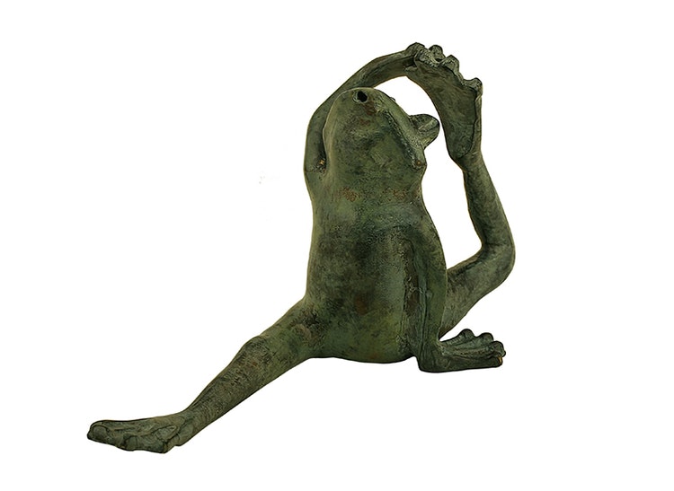 Brunnen, Frosch aus Bronze, sitzend biegt das Hinterbein von Mr Fredrik