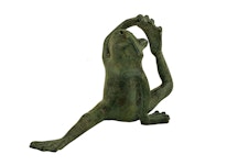 Brunnen, Frosch aus Bronze, sitzend biegt das Hinterbein von Mr Fredrik