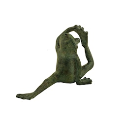 Brunnen, Frosch aus Bronze, sitzend biegt das Hinterbein von Mr Fredrik