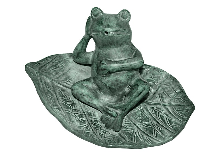 Spring brunnenfrosch in Bronze, der auf Seerosenblättern auf einer Hand ruht, Mr Fredrik