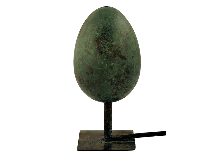 Ägg i brons som står upp som fontän, från Mr Fredrik