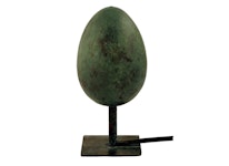 Ägg i brons som står upp som fontän