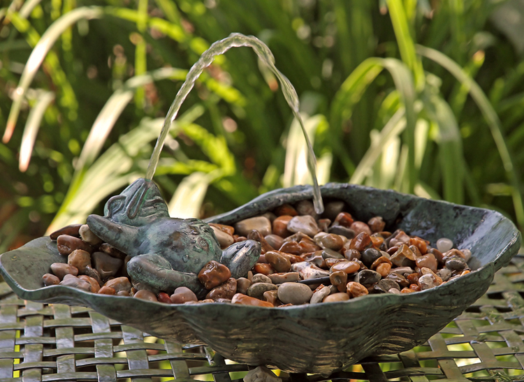 Fountain, frog made of bronze, 12 cm, horizontal, on the back