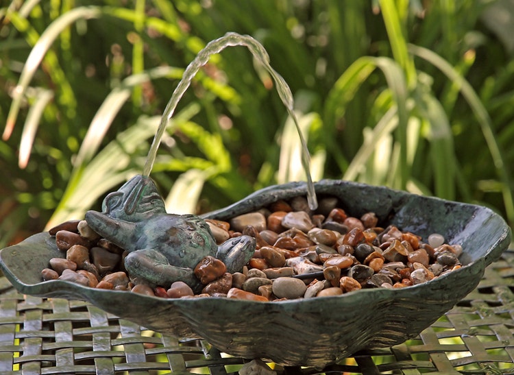 Fontaine, grenouille en bronze, 12 cm, allongée, sur le dos de M. Fredrik