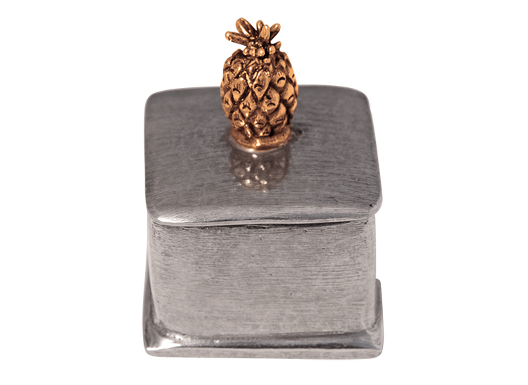 Square box in pewter, lid with gold-colored pineapple on top