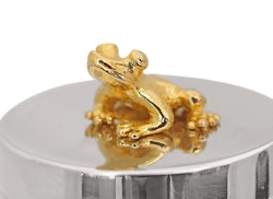 Box mit vergoldetem Frosch auf dem Deckel, von Munka Schweden, Design Fredrik Strömblad