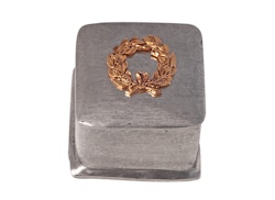 Quadratische Dose aus Zinn mit goldfarbenem Lorbeerkranz auf dem Deckel von Munka Sweden