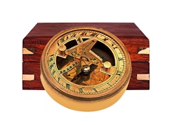 Kompass und Sonnenuhr in Holzkiste