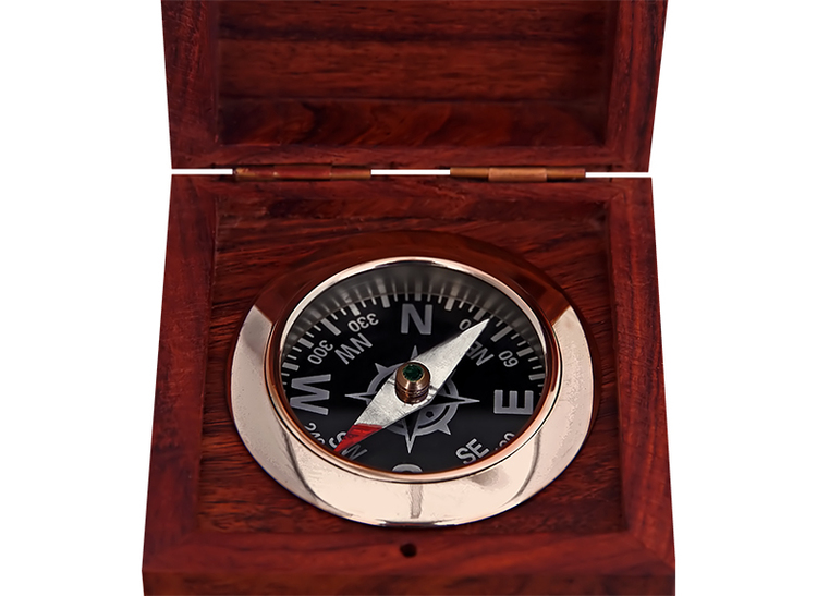 Kompass i mässing inklusive träask