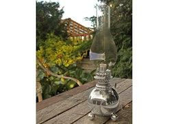 Petroleumlampe aus vernickeltem Messing auf 3 Kugelfüßen, klassisches Messing-Design von Gusum