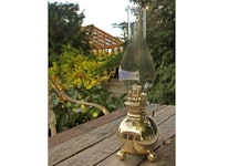 Kerosene lamp in brass on 3 ball feet, classic Gusums Messing