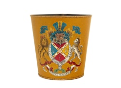 Blomkruka med gul bakgrund med handmålat emblem