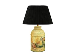 Lampa, 28 cm (foten), totalt höjd 38 cm, handmålad, engelskt bymotiv, i plåt