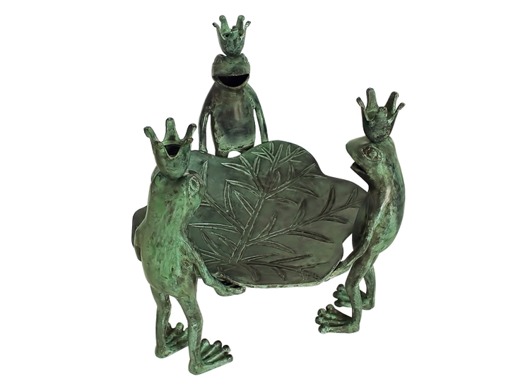 Tre grodor i grönpatinerad brons håller näckrosblad