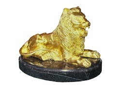 Löwe, vergoldet, waagerecht, 16 cm, auf ovaler Marmorplatte
