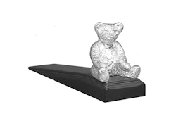 Dörrstopp med nalle klädd till fest i nysilver