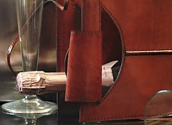 Bottle carrier in leather for two bottles