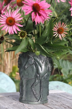 Urn, 27 cm, horses in green patina in aluminum