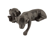 Hund, 16 cm, liggande över kant, brun, i brons