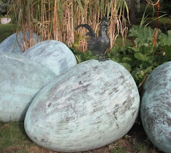 Tupp, 40 cm i grönpatinerad aluminium