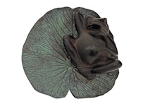 Groda, liggande på näckrosblad, i brons, 21 cm, brun