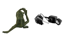 Brunnen, Frosch sitzend, H 11cm (FON0096), Pumpe (PUM0252), Schlauch, Versand