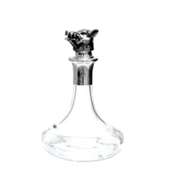 Decanter / karaff i glas med vildsvinshuvud i tenn som kork från Munka Tenn
